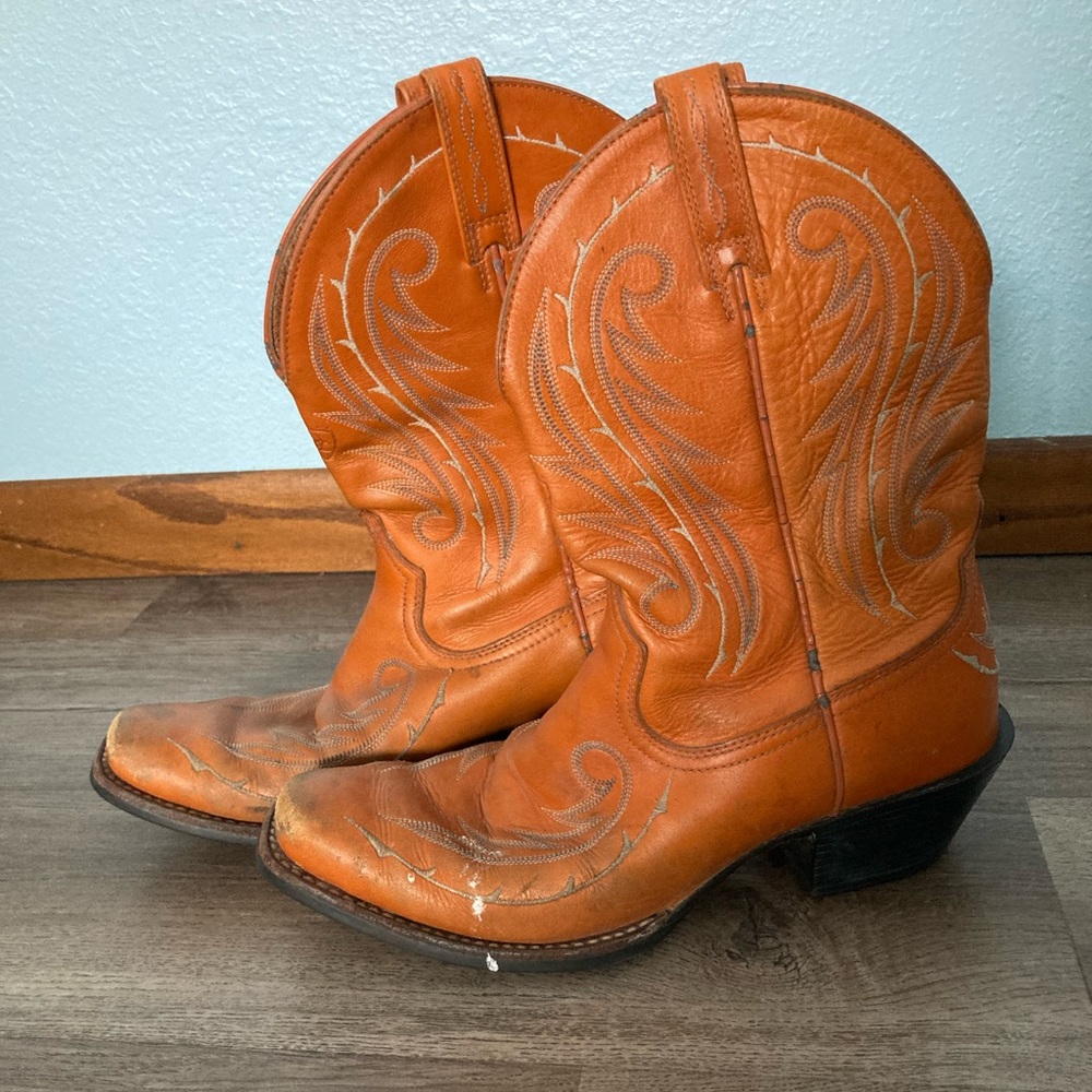Size 8B Ariat orange -ish cowgirl boots